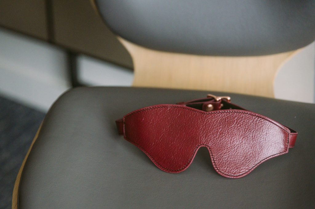 Liebe Seele Wine Red Leather Blindfold Review