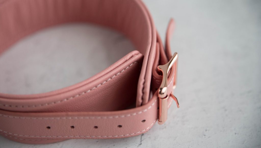 Liebe Seele Pinku Pink Collar and Leash. Top-down view of the collar. It shows the multi-layer thickness of the layers of leather as well as the layer leather f the fastening.