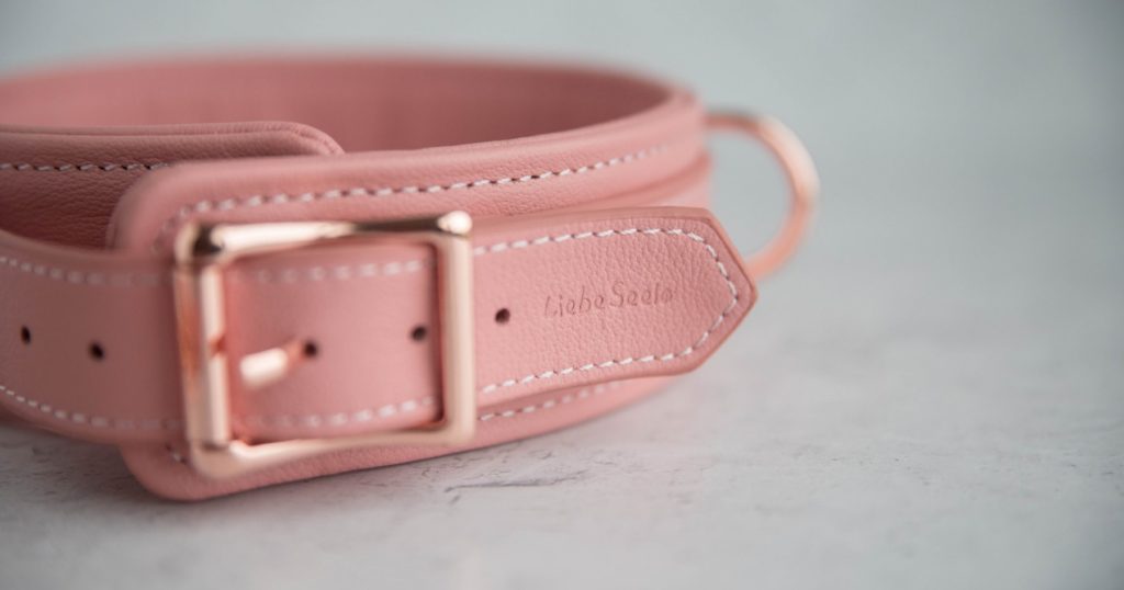 Liebe Seele Pinku Pink Collar and Leash: Close-up of the buckle. The buckle metal is a beautiful rose gold - but it is not lockable. The logo "Liebe Seele" can be seen lightly imprinted on the leather.