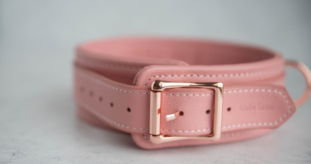 Liebe Seele Pinku Pink Collar and Leash: Close-up of the buckle. The buckle metal is a beautiful rose gold - but it is not lockable. The logo "Liebe Seele" can be seen lightly imprinted on the leather.