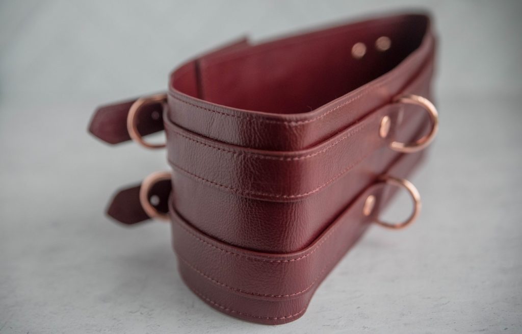 Liebe Seele Wine Red Waist Cuff Review: Showcases how the buckling straps wrap around the length of the Waist Cuff.
