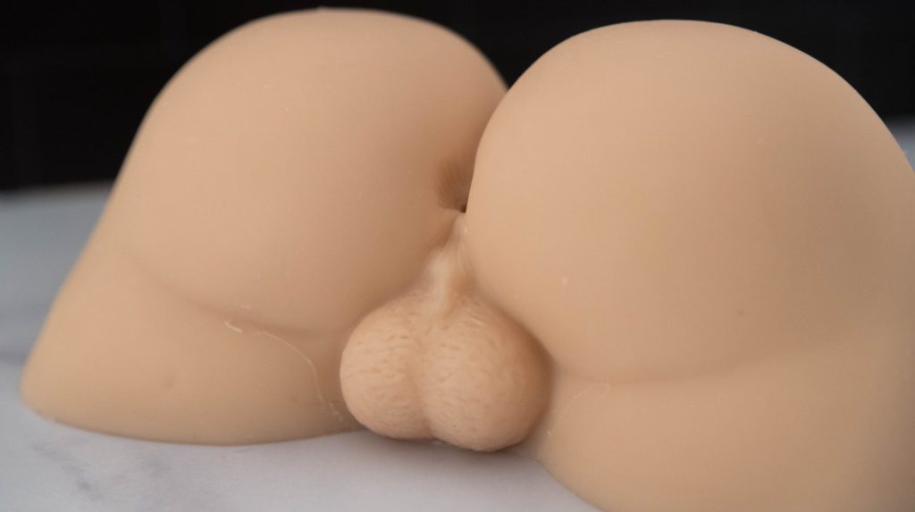 Image for my Sohimi Simon review. Close-up of the testicles underneath the cheeks. There is a rippling texture on the testicles. The material can also be seen peeling along various areas of the sex doll with testicles.
