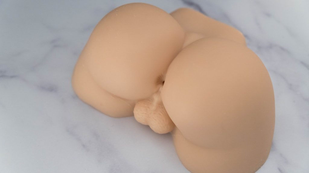 Image for my Sohimi Simon review. Top-down view of the Simon. The very large, bubble-like cheeks are easy to see at this angle. The butthole is also viewable - even while the sex doll is at rest. The cheeks don't need to be spread apart in order to "enter" the doll.