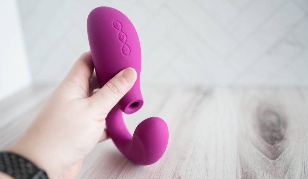 My hand holds the LELO Enigma Cruise like it would be placed on the body. This showcases how the control buttons may press into the vulva or tummy for deeper g-spots. For my LELO Enigma Cruise review.