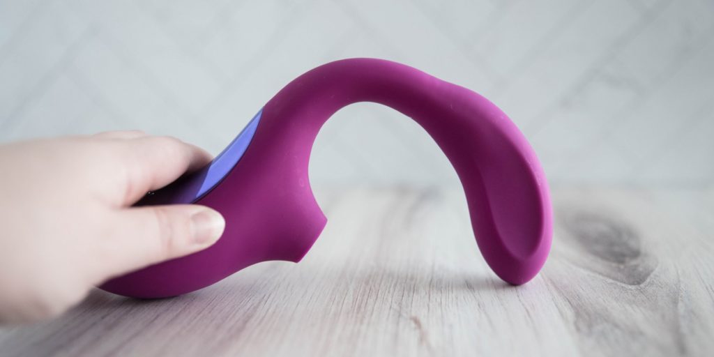 I press the shaft of the LELO Enigma Cruise against a surface and show how far the flexible arm will flex before meeting resistance. For my LELO Enigma Cruise review.