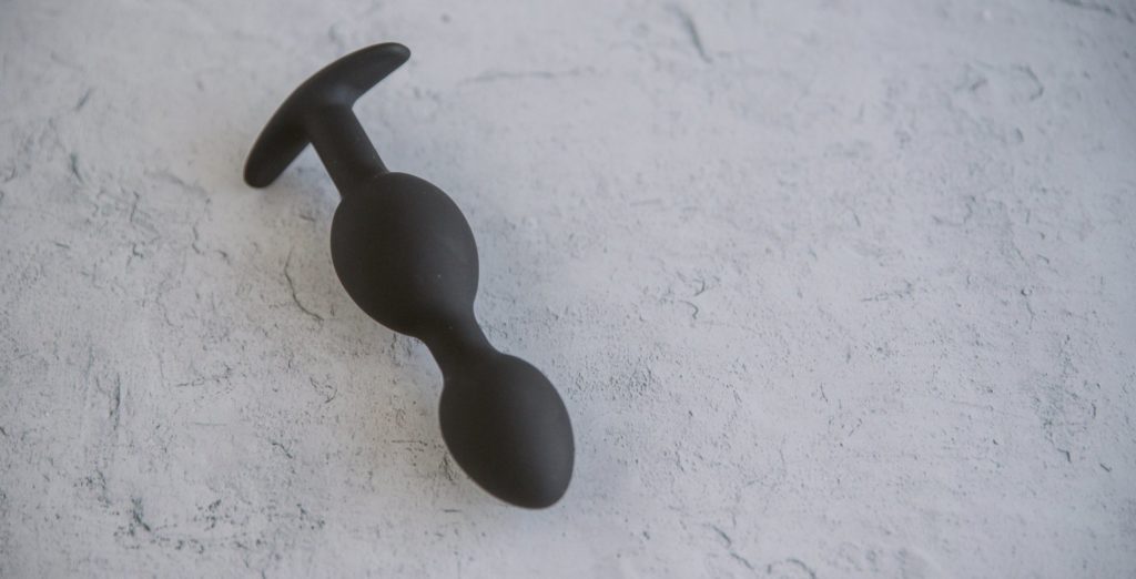 The Holly Fuck II plug lays out on a marbled surface. It's a top-down view that makes it very easy to see the ultra-tapered design of the tip.