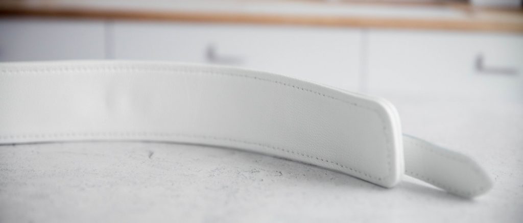 View of the interior of the thigh cuff. This showcases the smooth grain of the leather and the fact that the entire interior is smooth with covered leather. There are no rivets or itchy additions that protrude against the wearer's skin. For my Liebe Seele Fuji White Thigh Cuffs review.