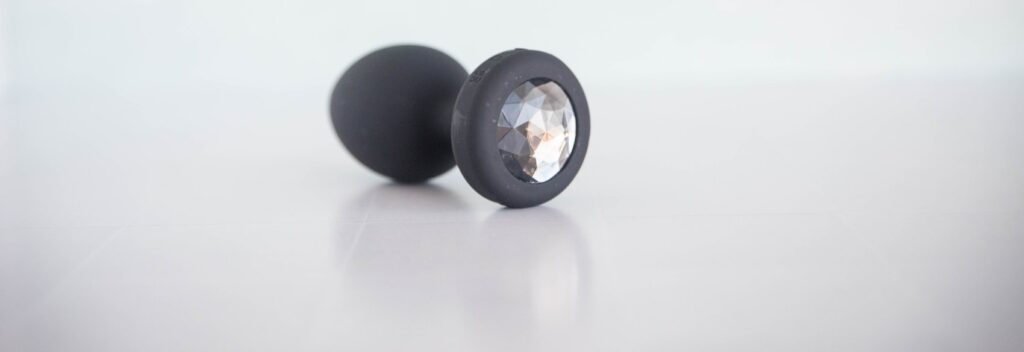 Close up on the gem on the base of the black plug. The gem has a black-ish color but it's also clear. For my b-Vibe XXL Vibrating Jewel Plug Review.