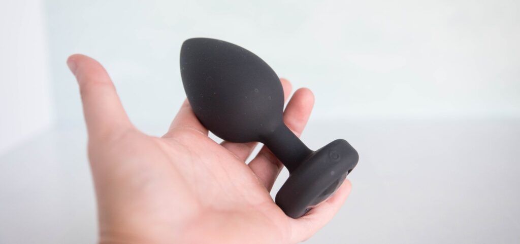 The butt plug in my hand. It looks particularly thick with a torpedo-shaped tip with a very tapered tip that goes into a super-slender retention area.