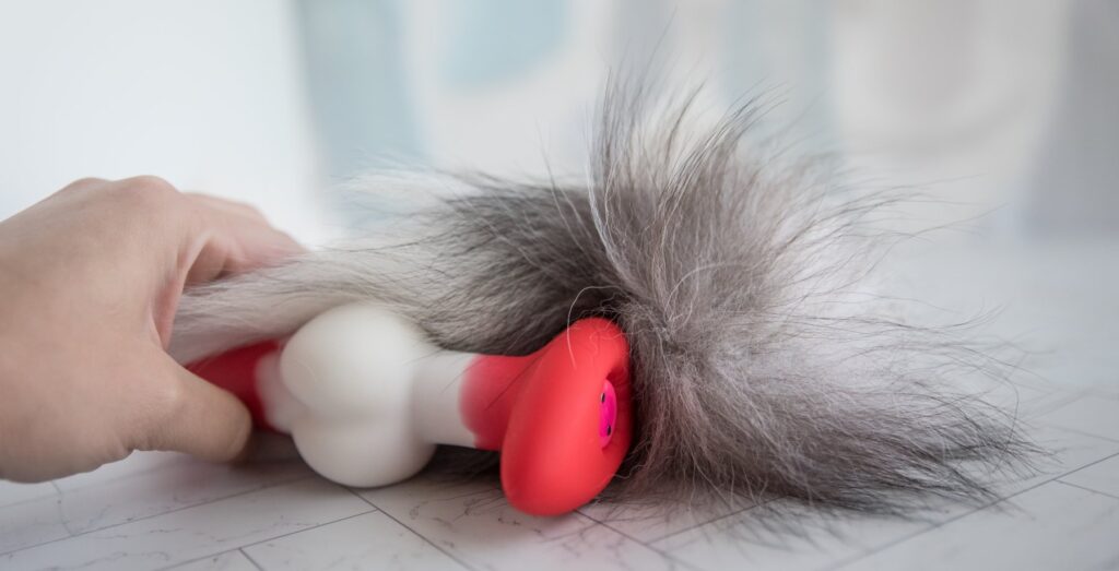 The tail shown screwed into the base of the plug. It's hard to see where it screws into the base since the tail is so fluffy when it's fully ascrewed in.