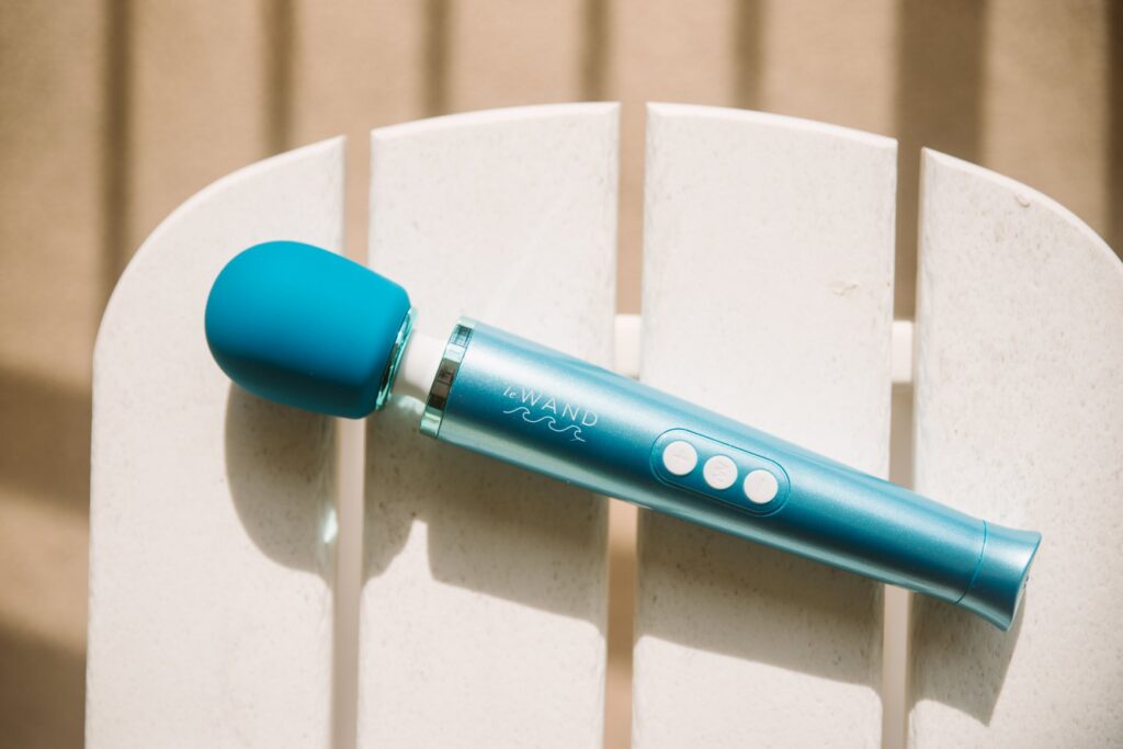 The Le Wand Dive rests on top of a white, slotted beach table. Harsh sun has balcony lines shown in the background, drawing your attention to the Dive. For my Le Wand Dive review.