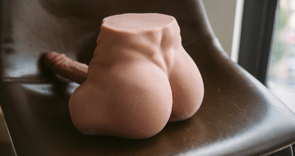 Backside of the Isskis, showcasing the thick butt cheeks of the toy in a from-behind view. For my Sohimi Isskis review.