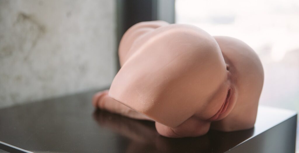 The Isskis lays face down, showcasing how the doll won't sit "flat" because of the large, rigid shaft that must be underneath the doll if you aren't against a flat surface. For my Sohimi Isskis review.