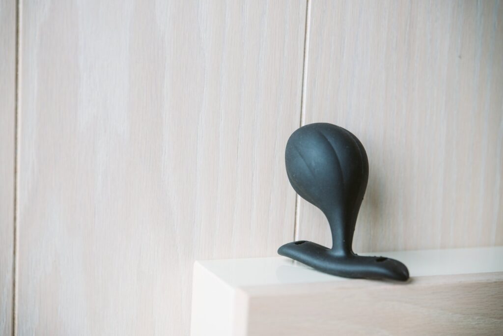 The Full Load butt plug sits on top of a tabletop. For my MEO.de Full Load Butt Plug review.
