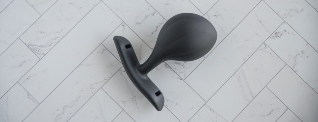 This thick plug rests on top of a tile. The insertable portion of the plug is large, swelling sphere. For my MEO.de Full Load Butt Plug review.