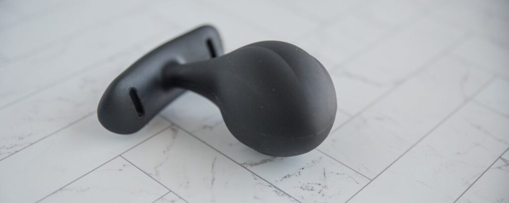 Close-up of the tip of the plug which has a swell at the tip and moves into its thickest area. For my MEO.de Full Load Butt Plug review.