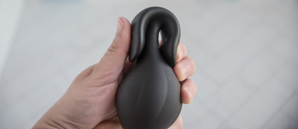 My hand folds in the base of the plug. The plug's base is extremely flexible, and the base's sides easily press into the insertable shaft of the plug.