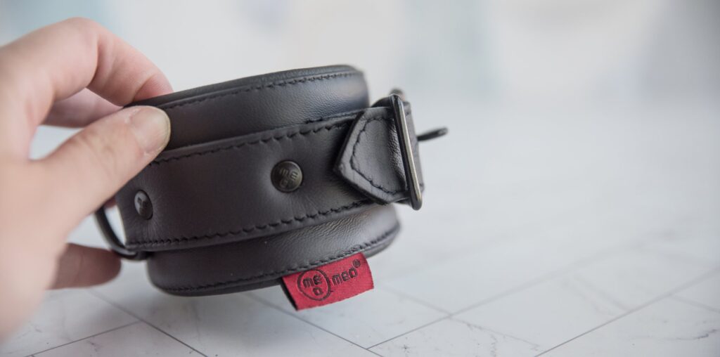 Top down view of the restraint, showcasing the branded MEO rivets that are riveted into the sides of the cuffs. For my MEO.de Lockable Chicago Neoprene Restraints review.