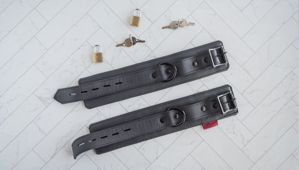 Everything included with the Lockable Chicago Neoprene wrist restraints. There's two different cuffs, four keys, and two MEO-de branded locks.