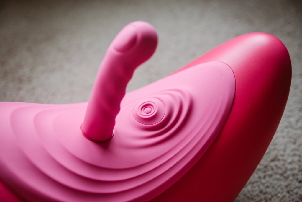Close-up on the clitoral tapping area. It looks relatively flush with the rest of the surface of the toy. For my VVD Rider Desire review.