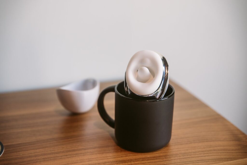 The Cloud Kiss sits in a mug, its tongue pointed at the camera. For my Joylume Cloud Kiss review.