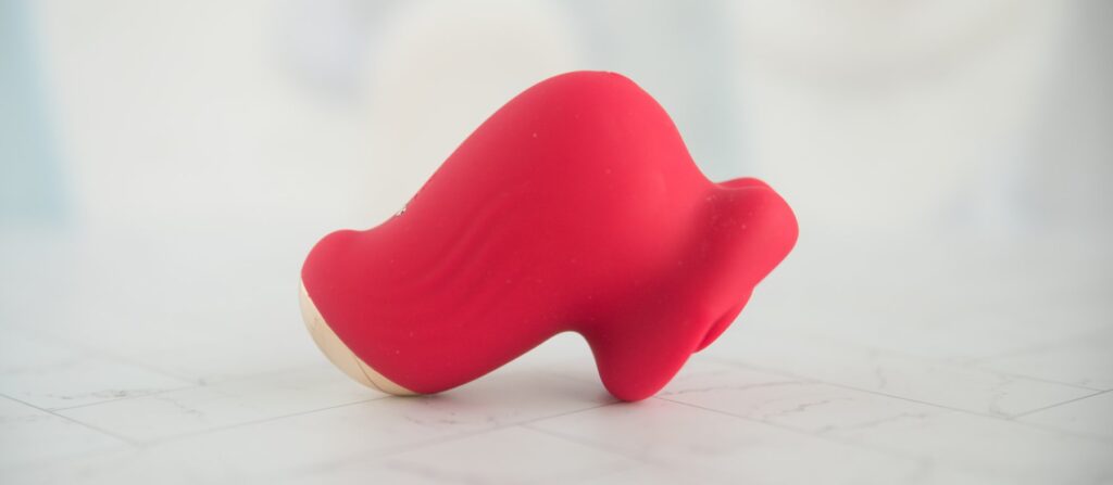 Side profile of the toy shows its wide lips design and "handle"-like base. For my AVIDLOVE PLAY Kiss Air Pulse Vibrator Review.