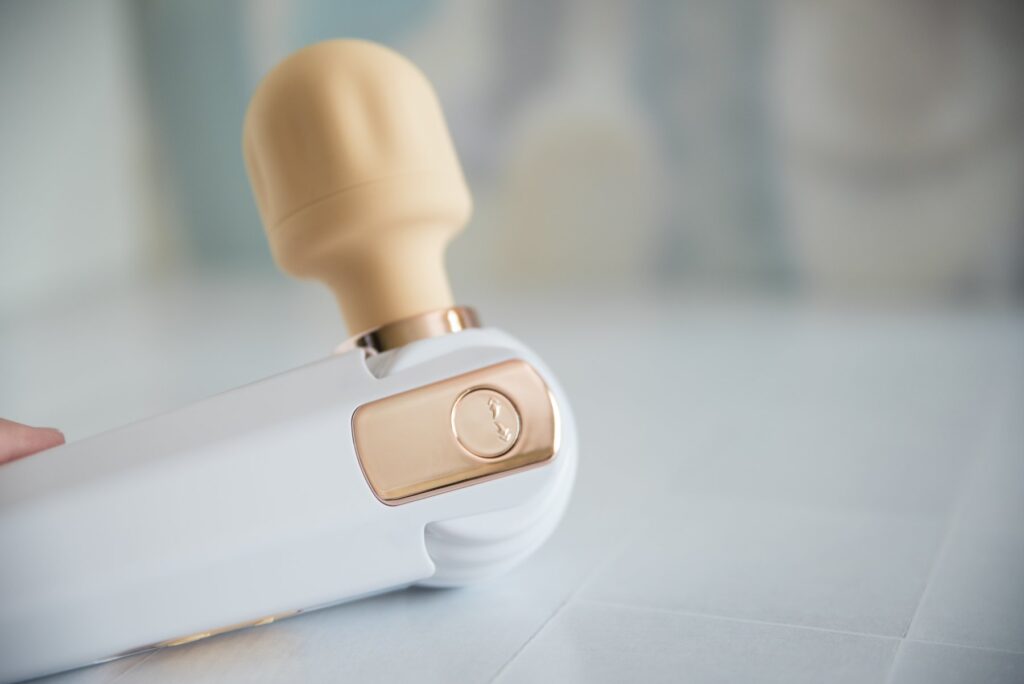 Close-up on the button release that allows the wand massager's head to change its angle. For my GITM PLAYBOOK Bowing-Bowing Review.