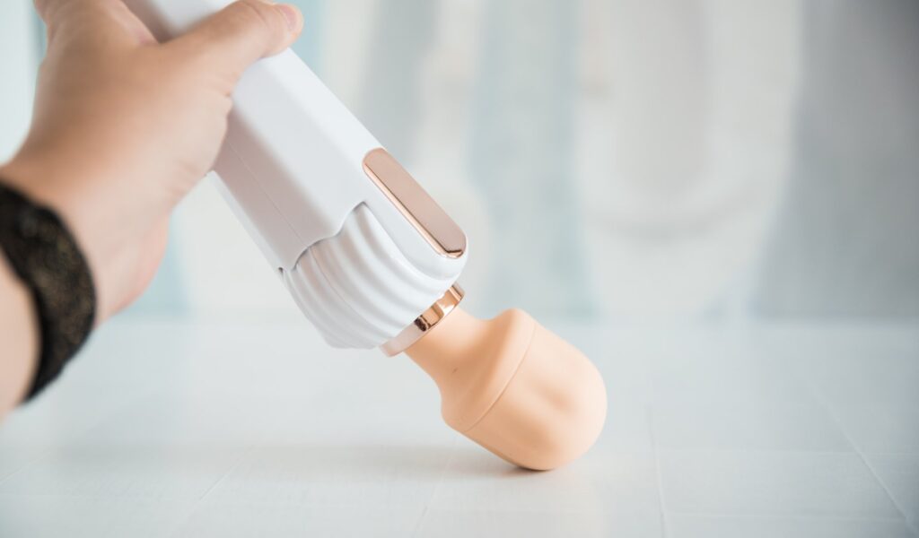 I try to push the wand massager's head into the ground beneath me. It has a slightly flexible tip that only bends a bit under pressure. For my GITM PLAYBOOK Bowing-Bowing Review.