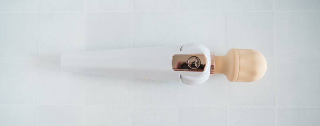 Top-down view of the wand massager. It is completely straight as the head has not been angled in any direction. For my GITM PLAYBOOK Bowing-Bowing Review.