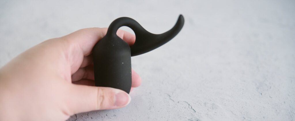 I hold the plug in my hand, twisting the flared base until the base touches the other side of the plug. The base easily does this with the retention area's super flexible design.