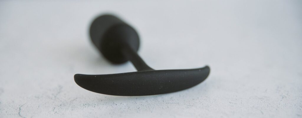 Close-up on the bottom of the base. There are no markings on it. It's extremely long and extremely thin. For my MEO.de Booty Buddy review.